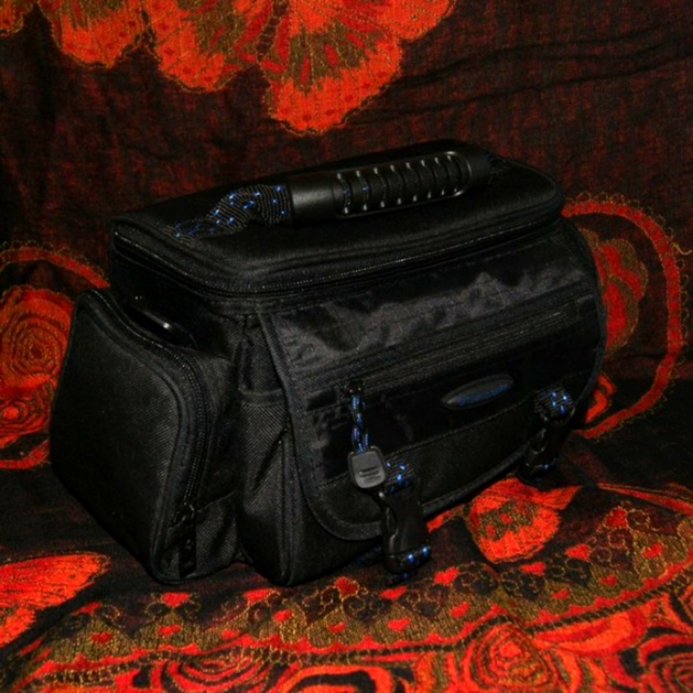 Samsonite DSLR SLR Camera Bag NWOT Dividers Medium Long Strap Lots Of Storage